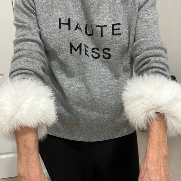 Set of white rabbit fur retractable cuffs in perfect never worn